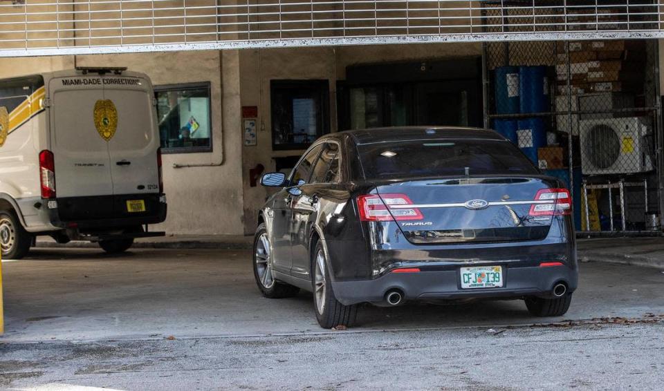 Un vehículo de la policía en el que viaja el comisionado de Miami-Dade Joe Martínez, llega al Turner Guilford Knight Correctional Center de Miami-Dade en Doral, el martes por la mañana.