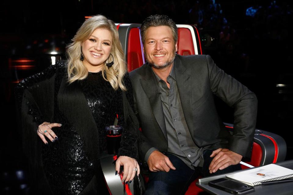 Kelly Clarkson and Blake Shelton on <em>The Voice</em>