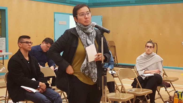 Nunavut parents call bilingual education 'infuriating' at public meeting