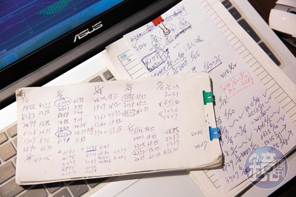 陳昶飛每天用手一筆一畫寫下股票買賣紀錄，累積了厚厚一疊筆記。