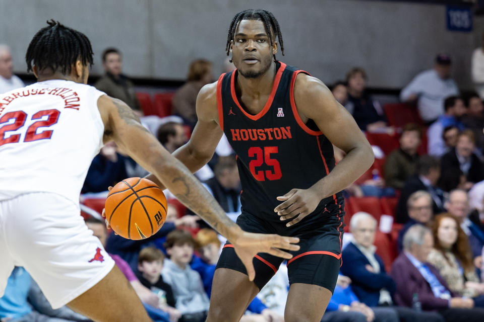 Houston forward Jarace Walker dribbles up court against SMU on Feb. 16, 2023, in Dallas. (Matthew Visinsky/Icon Sportswire via Getty Images)