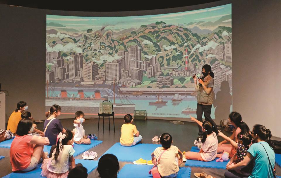 孩子們透過繪本《捉迷藏》的圖像之美，進一步認識雲豹及台灣地形。（圖／國立臺灣博物館）