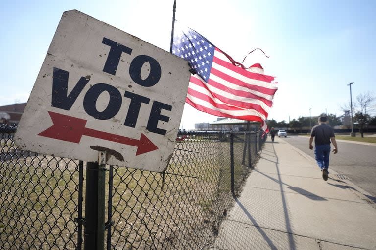 Un hombre camina hacia un centro de votación en Dearborn, Michigan. (AP/Paul Sancya)