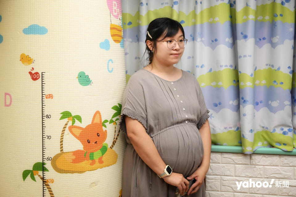 90 後孕婦阿 Wing 懷孕 8 個月，形容施政報告 2 萬元生仔津貼只是杯水車薪，促增托兒服務等長遠支援。
