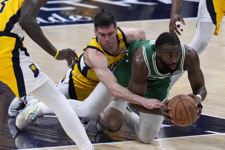 Lucha a todo o nada: Jaylen Brown resiste la embestida de T.J. McConnell