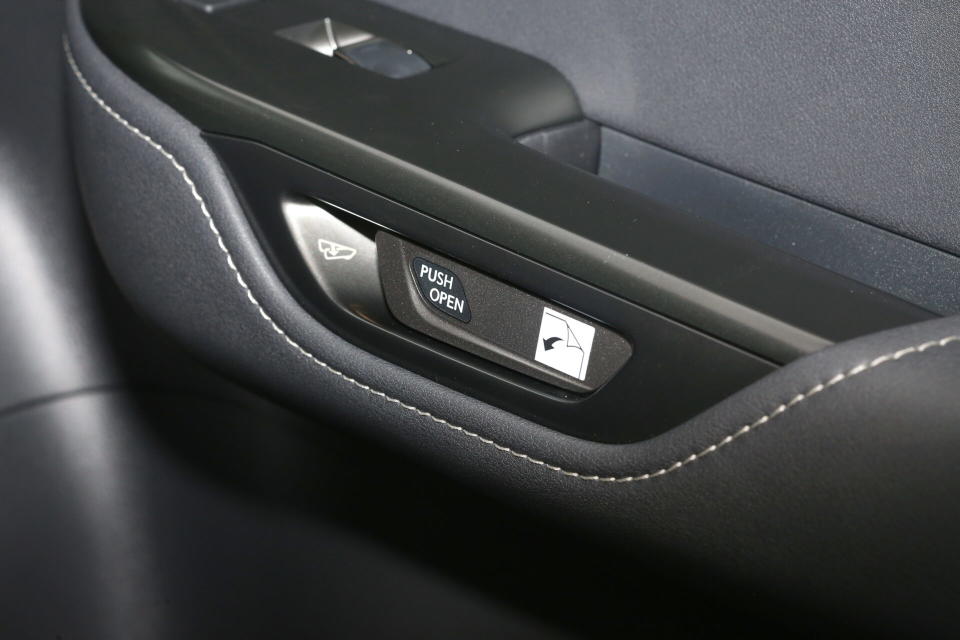 標配的E-Latch電子式門把結合BSM盲點偵測，可提供警示或限制開啟車門動作，來降低下車時遭後方來車碰撞的危險。
