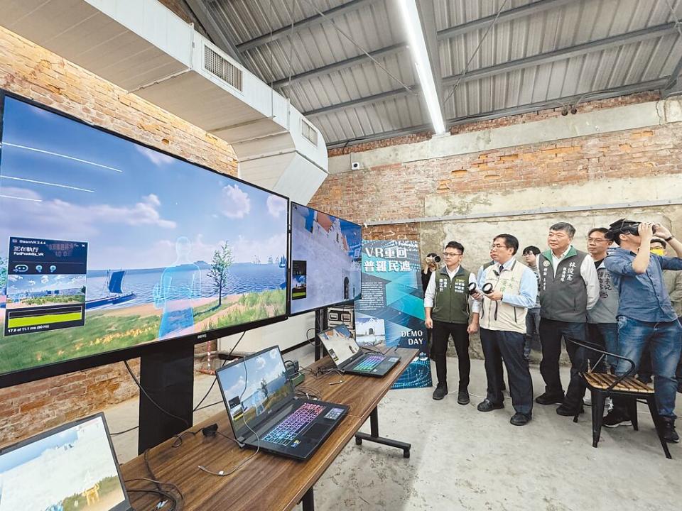 台南市長黃偉哲（前排左二）體驗〈VR重回普羅民遮〉時，期許利用最新科技結合最古老文化，將古都歷史用影像重現給新世代。（曹婷婷攝）