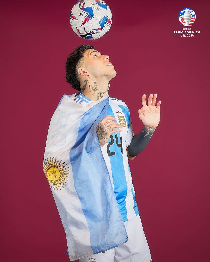 Enzo Fernández, en la sesión de fotos de Conmebol, que la presentó como ¿El campeón defensor fachero?