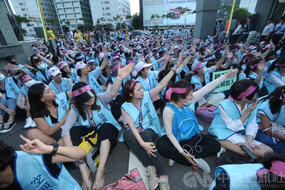 大批長榮航空空服員20日下午到南崁長榮運航大樓門口展開罷工靜坐，高喊「合法罷工」。有關罷工何時退場，桃園市空服員職業工會表示，將交由會員討論決定。(中央社)