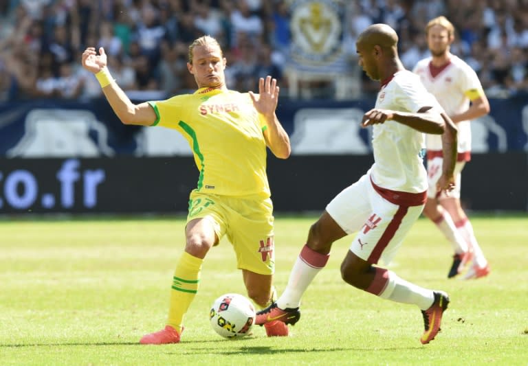 Bordeaux striker Diego Rolan (R) vies with Nantes midfielder Guillaume Gillet during their French L1 match on August 28, 2016 in Bordeaux