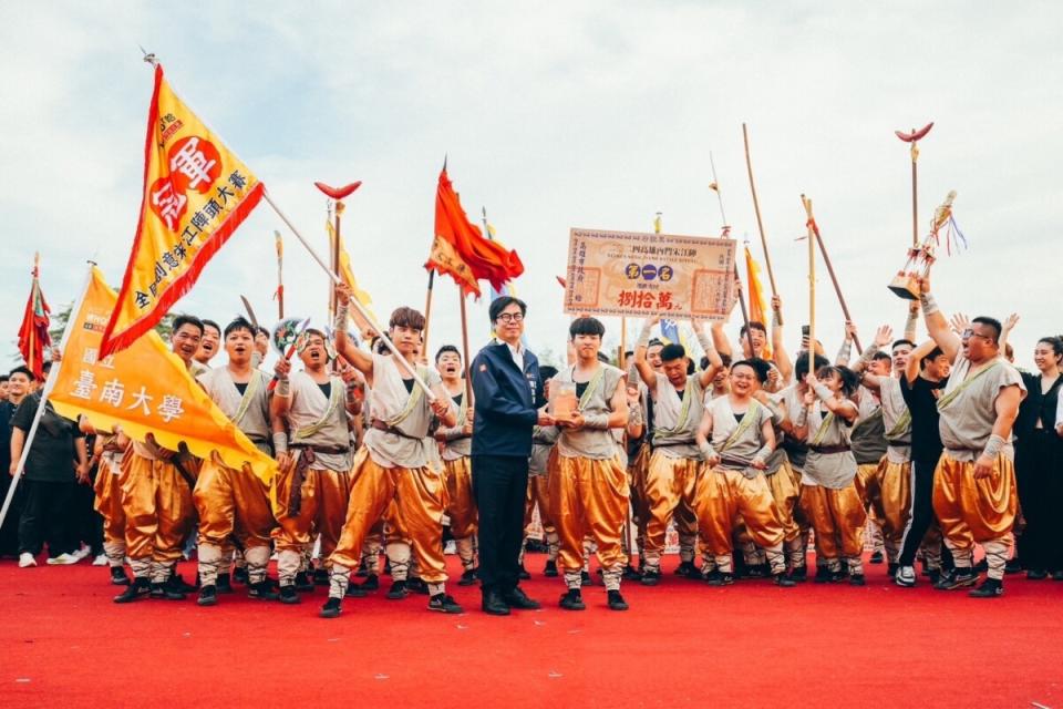 ▲由陳其邁市長頒發冠軍予國立臺南大學，恭喜勇奪二連霸。（記者王苡蘋翻攝）