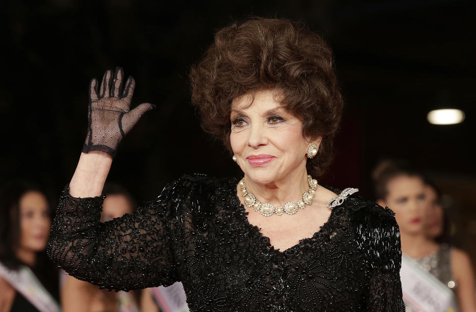 Actress Gina Lollobrigida poses on the red carpet at the Rome Film Festival November 16, 2012.  REUTERS/Tony Gentile  (ITALY - Tags: ENTERTAINMENT)