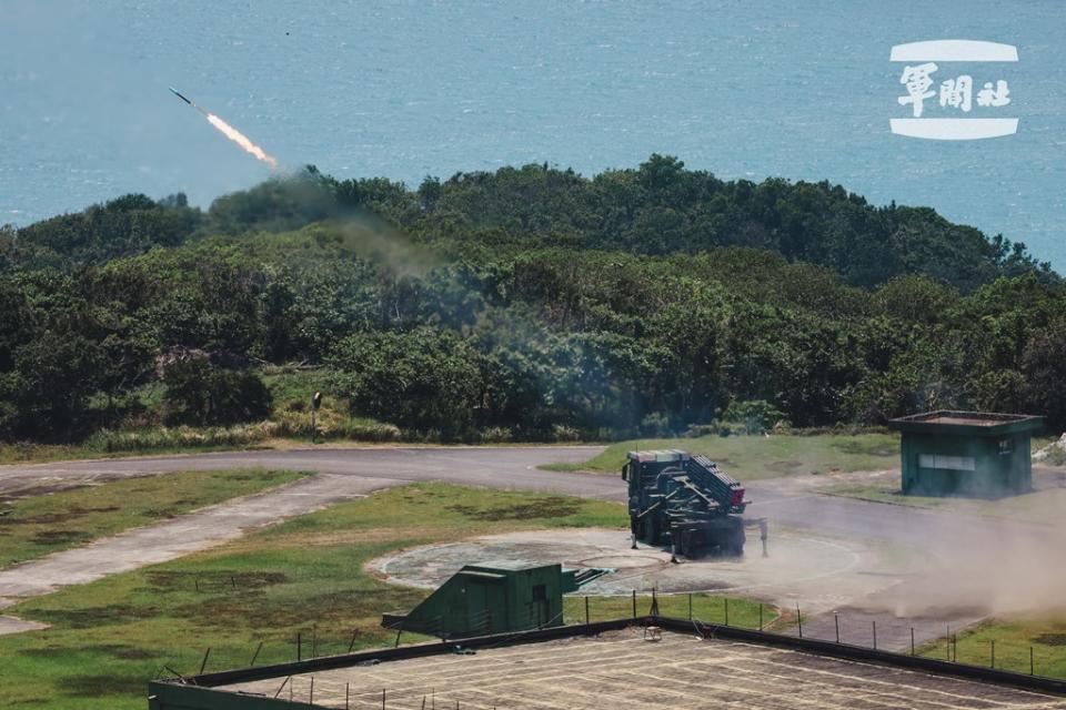 陸軍精準飛彈射擊， 「雷霆、神鷹操演」強化部隊戰力，圖為雷霆2000多管火箭射擊。   圖:軍聞社提供