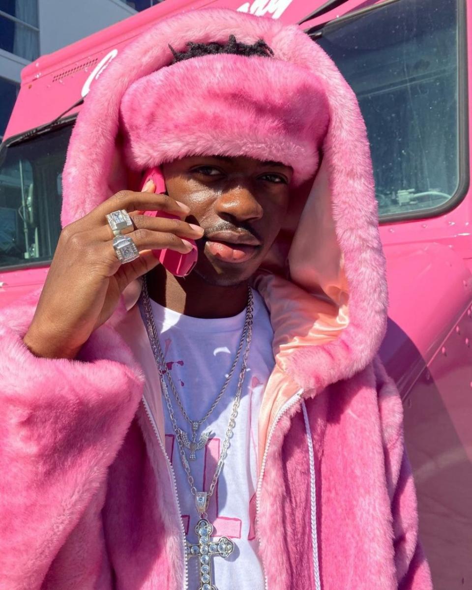 2019
Lil Nas X 重現了 Cam'ron 2002 年參加紐約時裝週時穿的標誌性粉紅色絨毛服裝。
