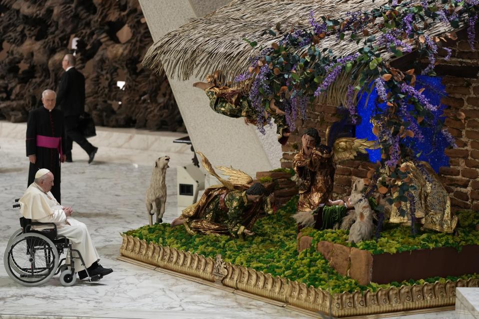 El papa Francisco mira a una escena del nacimiento antes de salir de su audiencia semanal en el Salón Pablo VI del Vaticano, el miércoles 21 de diciembre de 2022. (AP Foto/Andrew Medichini)