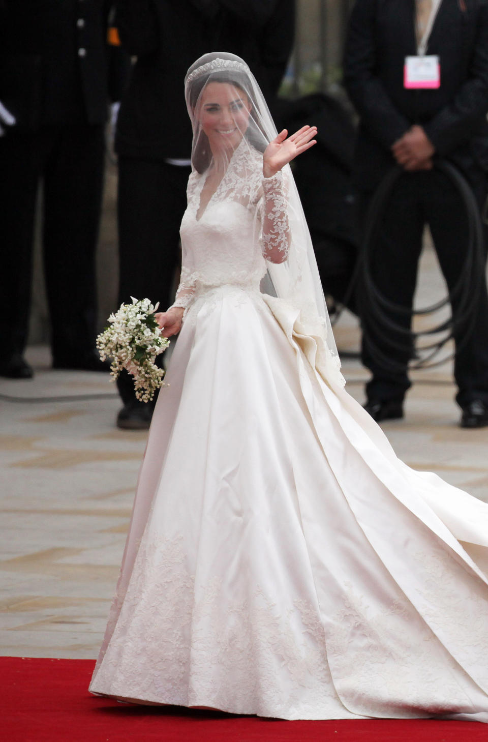 Kate entzückte an ihrem Hochzeitstag mit einem Hochzeitskleid von Sarah Burton. (Bild: AP Photo)