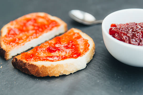 Pan blanco y mermelada