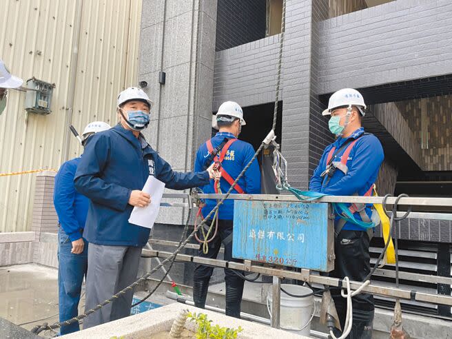 高市勞工局於昨日上午前往苓雅區1棟新建15層住宅大樓，經查現場設施皆符合安全規定，但工人所佩戴的全身背負式安全帶，身體繫帶未確實拉緊，已當場責令改善。（洪靖宜攝）