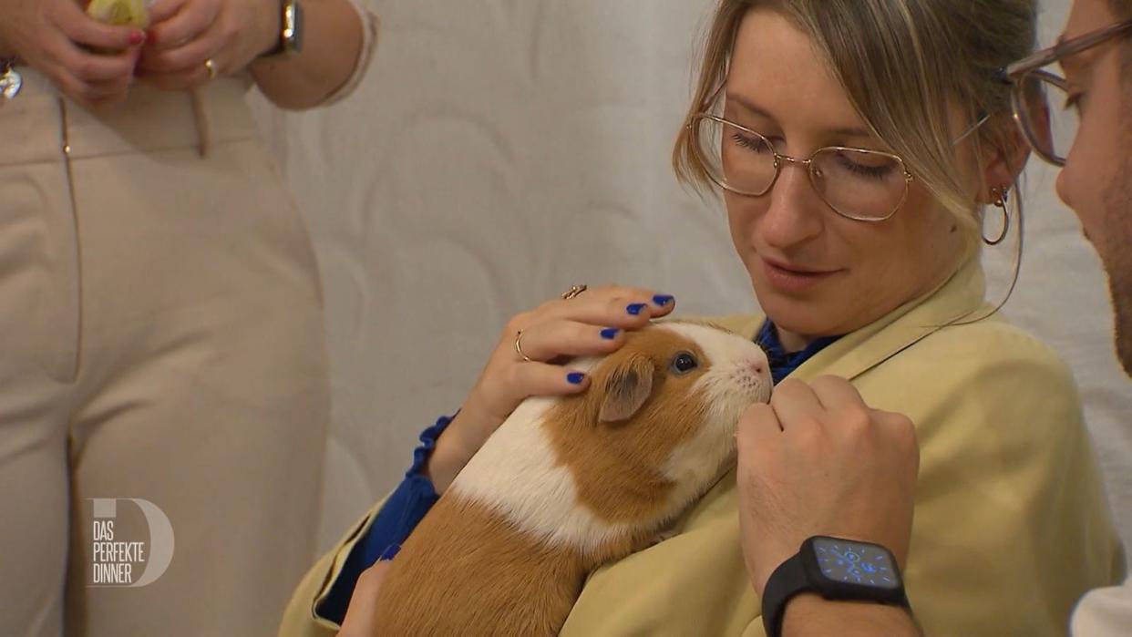 Meerschweinchen Carlito findet Tabea noch besser als die gerade verzehrte Hauptspeise.
 (Bild: RTL)