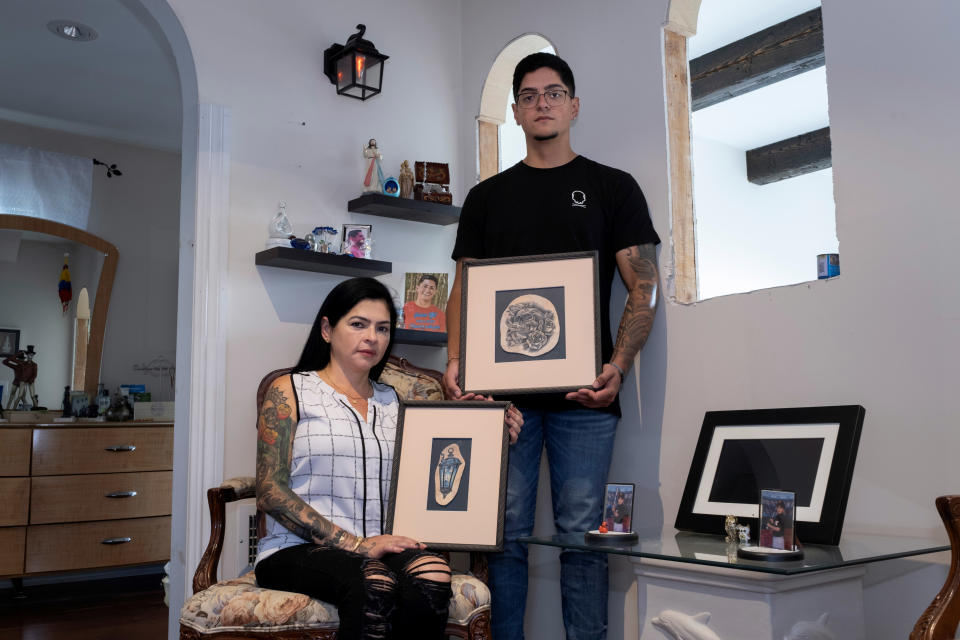Monica Gil y su hijo Jonathan Gil con tatuajes enmarcados dedicados al hermano gemelo de Jonathan, Jason Gil, quien falleció en un accidente en un bote, en Mount Arlington, Nueva Jersey, el 28 de agosto de 2022. (Dakota Santiago/The New York Times)