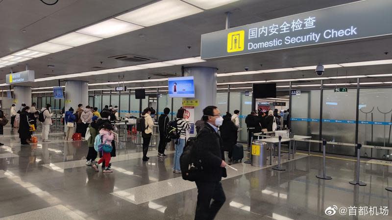 中國駐各國大使館再發聲明，表示旅客要持48小時紙本陰性證明。（示意圖，翻攝自首都機場微博）