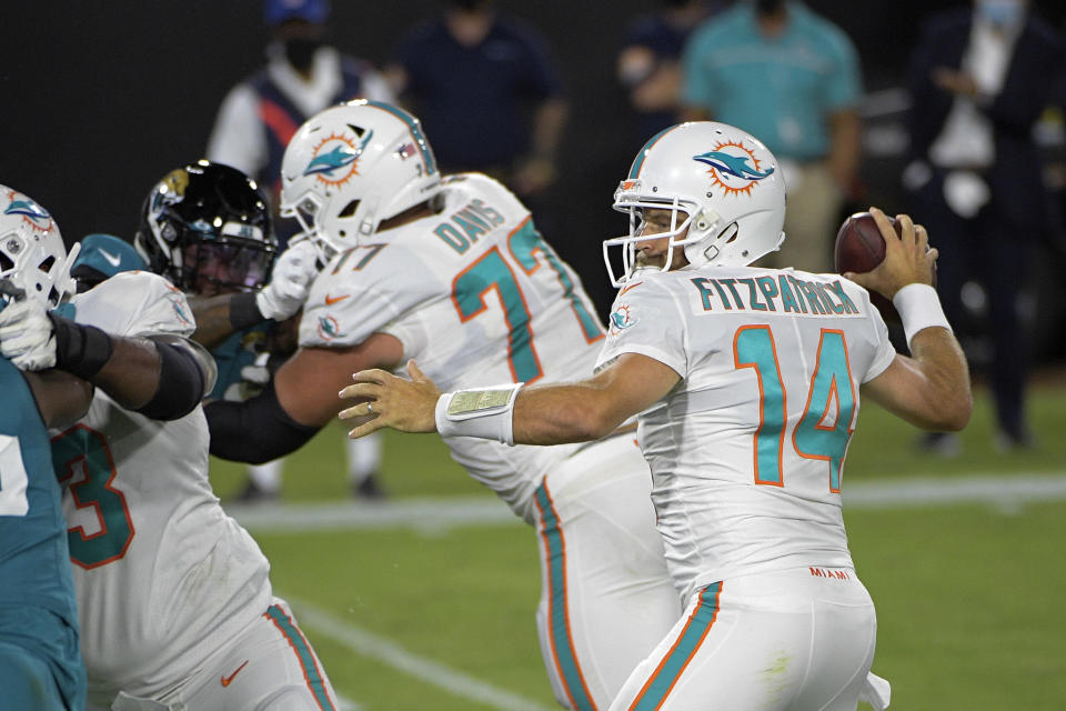 El quarterback de los Dolphins de Miami Ryan Fitzpatrick lanza un pase de anotación en el juego ante los Jaguars de Jacksonville el jueves 24 de septiembre del 2020. (AP Photo/Phelan M. Ebenhack)