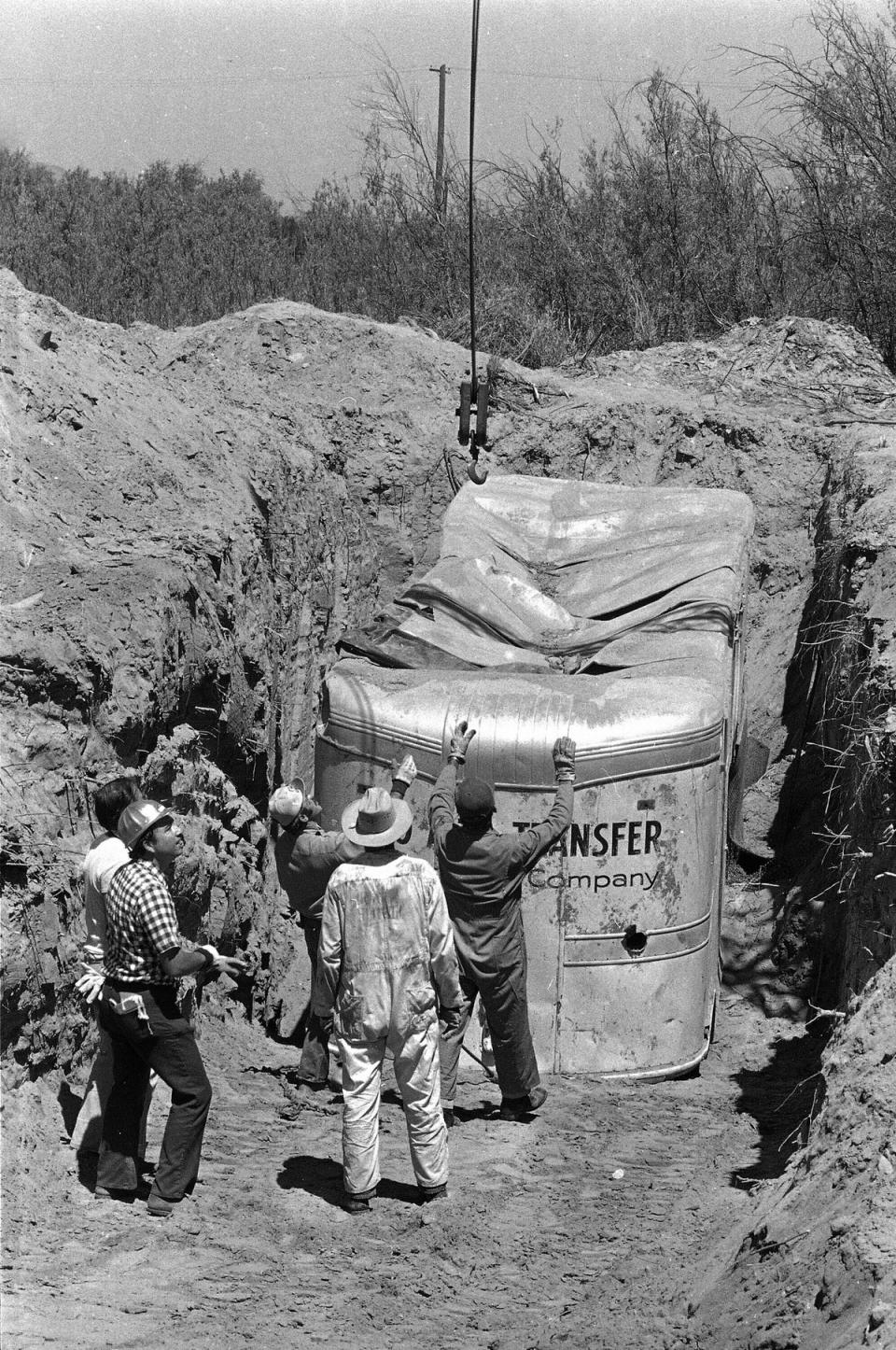 En esta foto del 20 de julio de 1976, los funcionarios retiran la camioneta de mudanzas enterrada en una cantera de rocas en Livermore, California, donde los rehenes habían sido retenidos (Copyright 2022 The Associated Press. All rights reserved.)