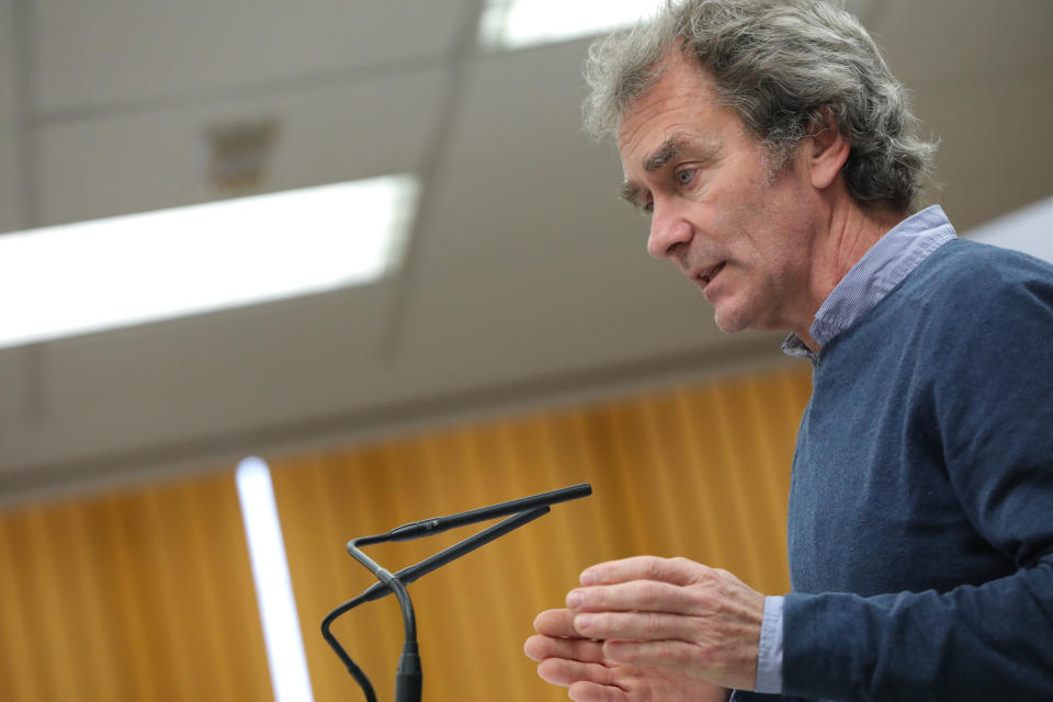 Fernando Simon, director del Centro de Coordinación de Alertas y Emergencias Sanitarias del Ministerio de Sanidad, ha planteado que en el mejor de los escenarios las restricciones se prolongarán durante un mes. (Foto: Jesus Hellin/Europa Press via Getty Images)