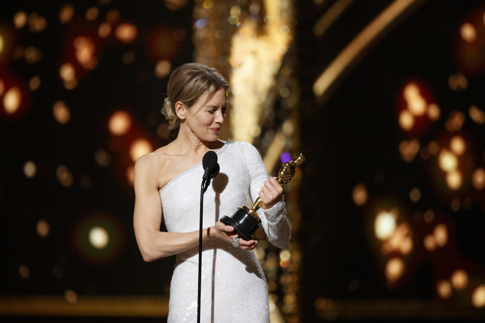 Da haben sich zwei gefunden: Renée Zellweger und ihr Oscar. (Bild: CRAIG SJODIN via Getty Images)