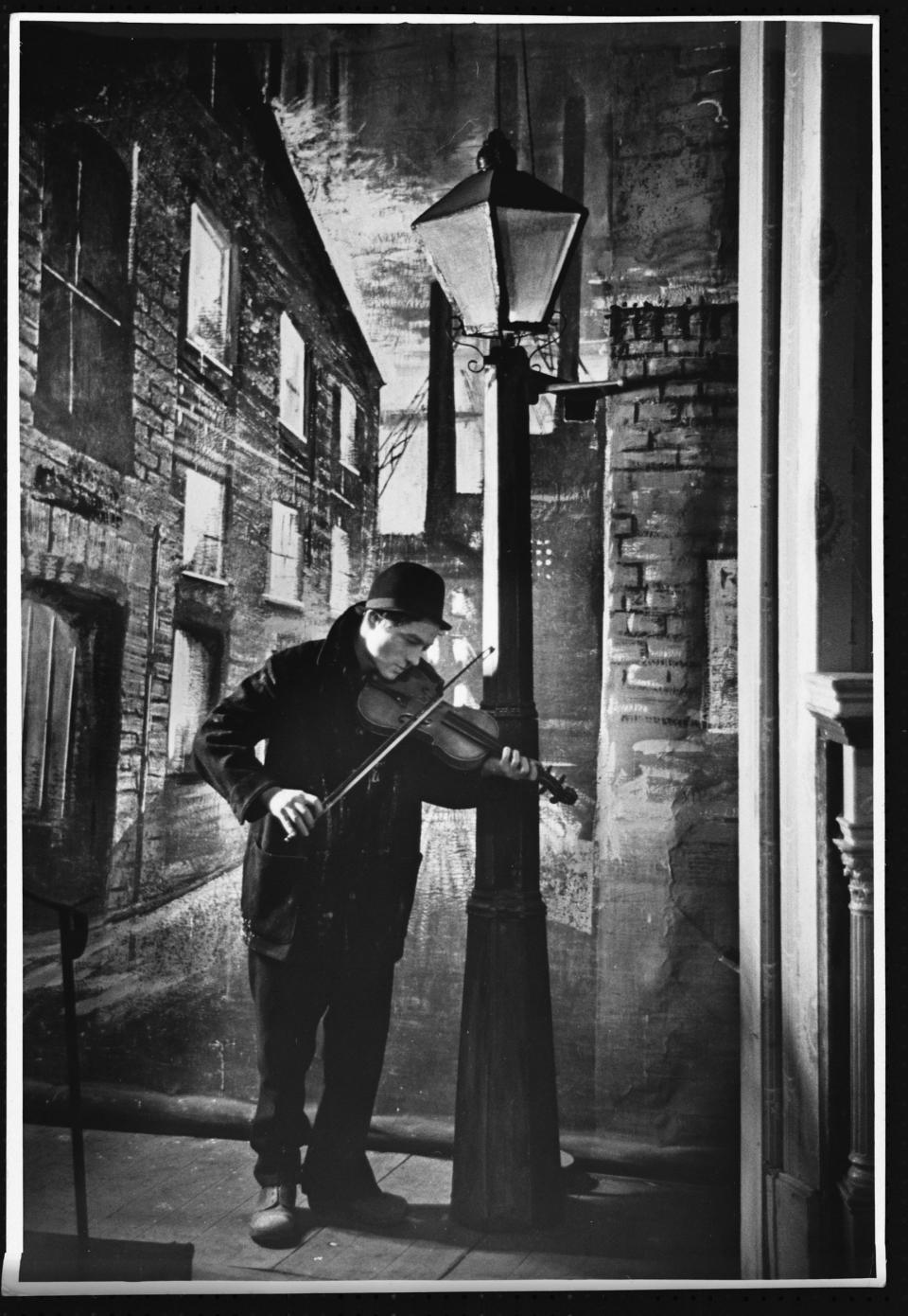 Harry Landis in the opening scene of The Ragged Trousered Philanthropists at the Unity Theatre, 1949 - Corbis Historical