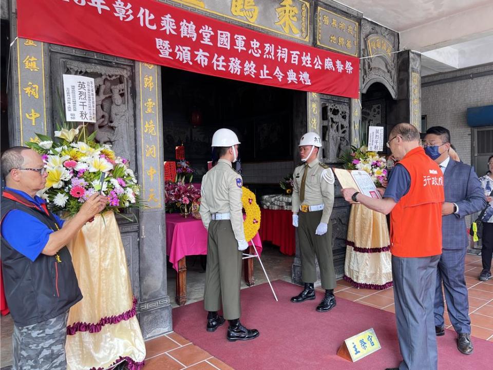 退輔會主任委員馮世寬在祭典上頒布任務中止令後火化。（葉靜美攝）