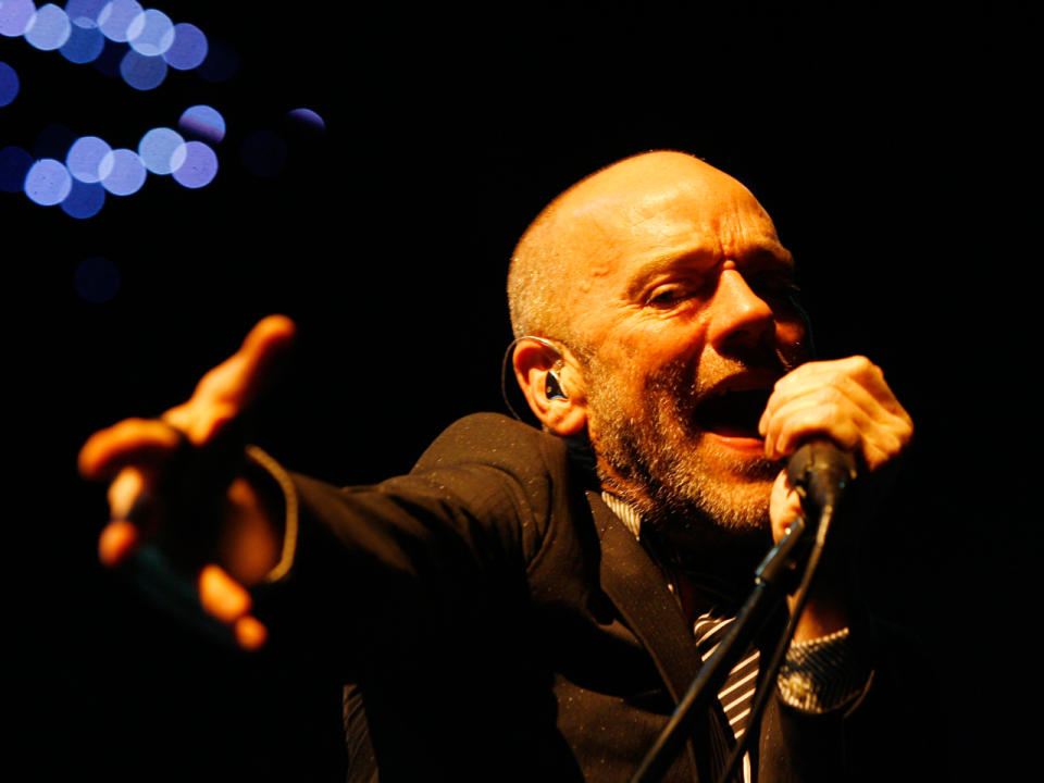 Auch die Rocker von R.E.M. und besonders Mastermind Michael Stipe bereuen einen ihrer größten Erfolge, nämlich "Shiny Happy People". Stipe gibt im Interview mit BBC-Reporter Andrew Marr zu Protokoll: "Es ist ein leichter Popsong, der für Kinder geschrieben ist. […] Wenn es einen Song gäbe, der ins All geschossen werden sollte, um R.E.M. zu repräsentieren, dann würde ich nicht wollen, dass es 'Shiny Happy People' ist." (Bild-Copyright: Keystone/Steffen Schmidt/AP Photo)