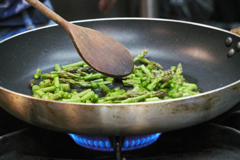 不沾鍋是許多人料理時必備的廚房工具，清洗時有些小細節要留意。（示意圖／Getty Images）