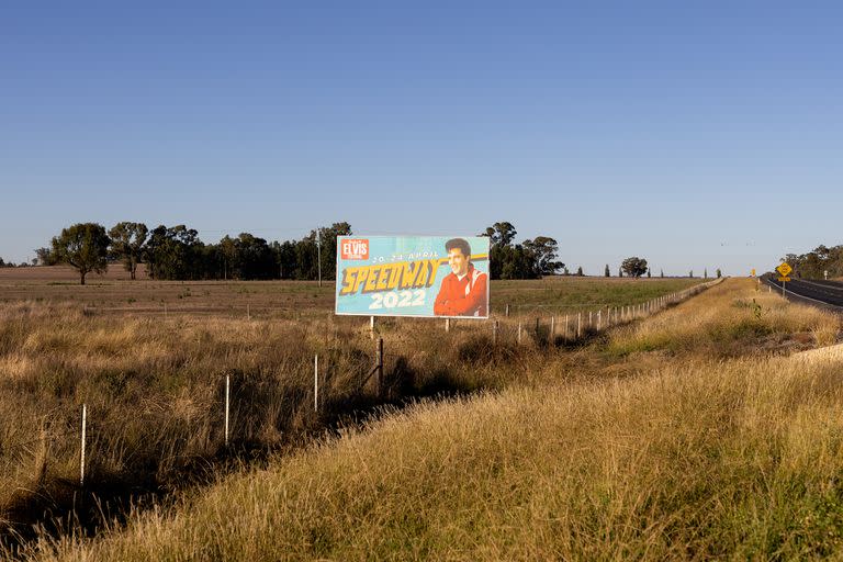 Anuncios del festival por las caminos cercanos a la ciudad de Parkes