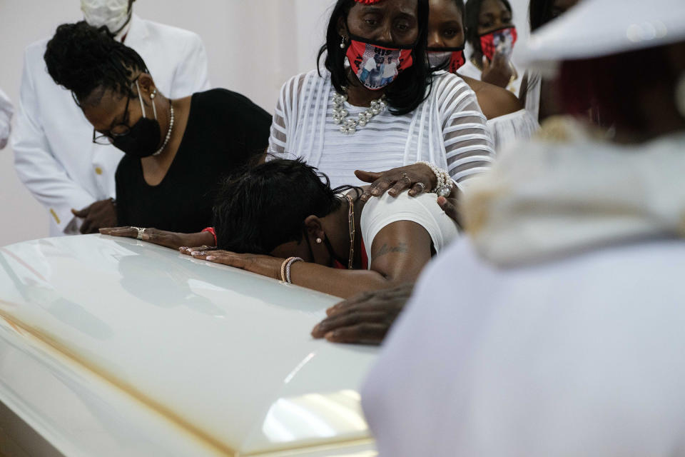 Family members comfort Jamel Floyd’s sister Tawana Floyd during the funeral.<span class="copyright">Yuki Iwamura</span>