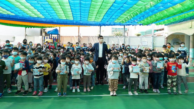 給孩子最實用兒童節禮物　鹿港鎮發放不鏽鋼隔熱餐碗