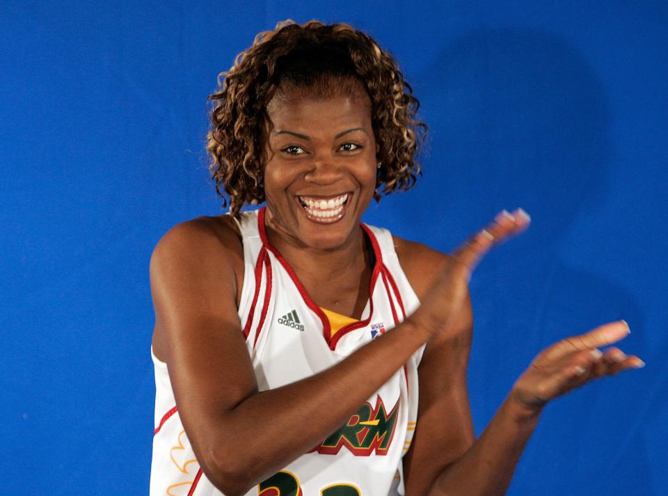 sheryl swoopes in uniform, clapping.