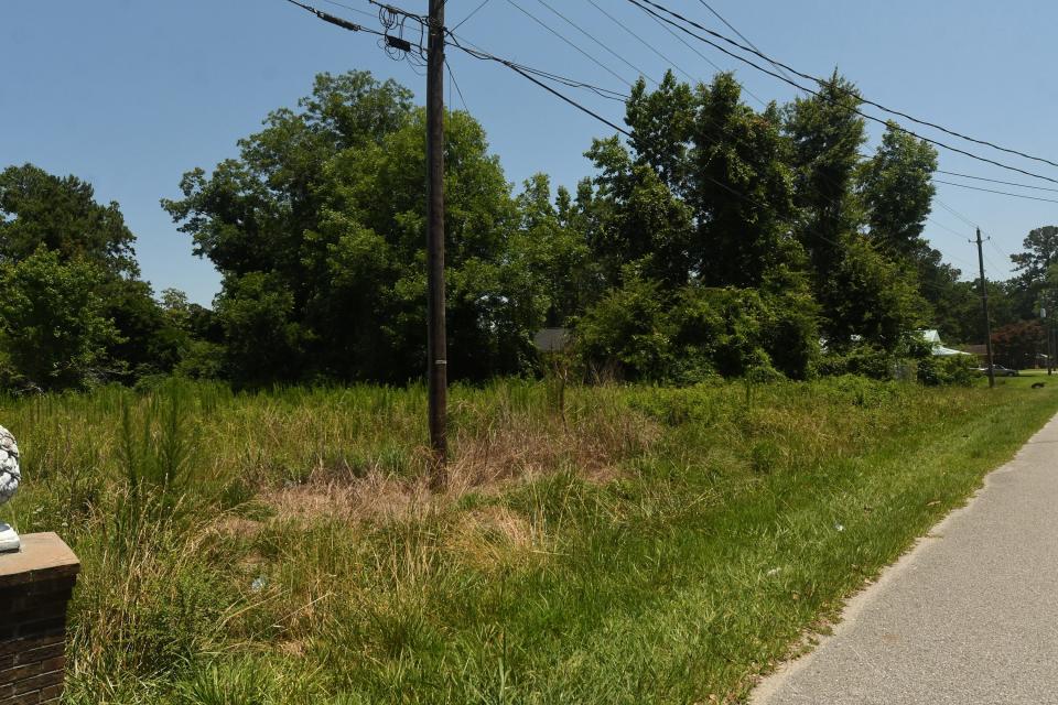 The site of a small er apartment complex located at 404 S. McRae St. in Burgaw, N.C. Friday June 17, 2022. KEN BLEVINS/STARNEWS