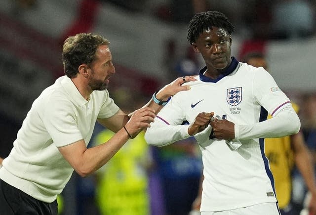 Gareth Southgate speaks to Kobbie Mainoo during England's game with Slovenia 