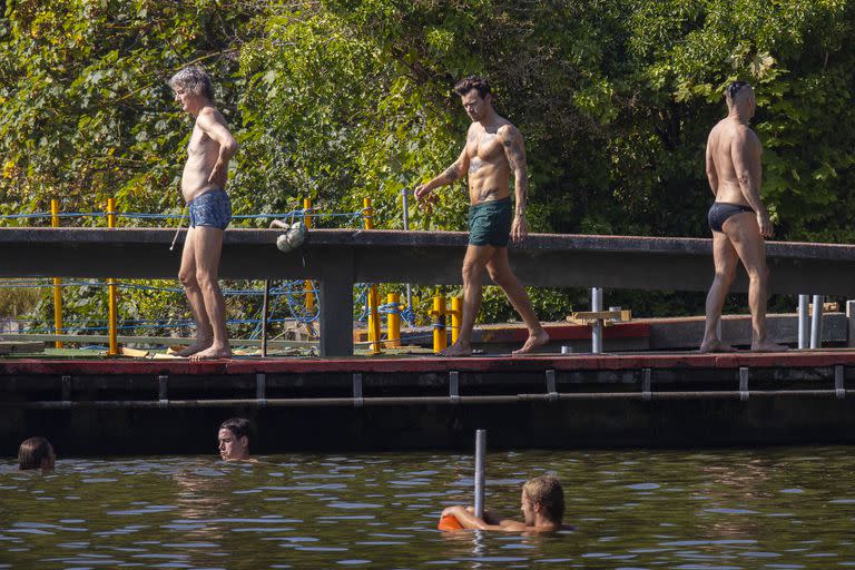 Harry Styles se refrescó del calor en las piletas de Hampstead Heath