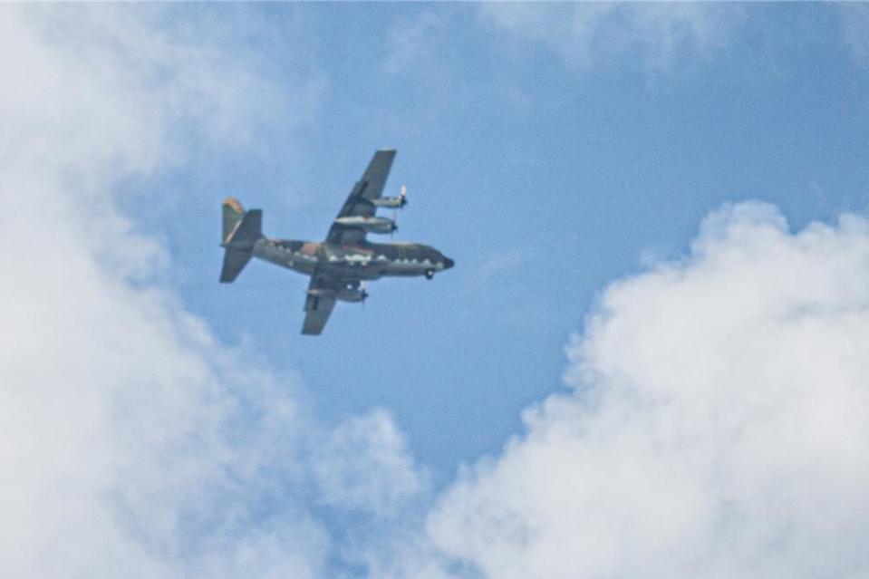 蔡英文講話同時，兩架C-130運輸機橫越上空，引起一陣騷動。（袁庭堯攝）