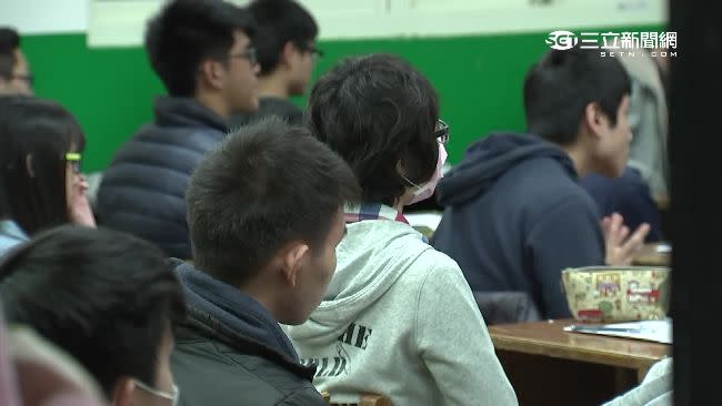 112學年度大學學測今日登場，進入考場要記得攜帶入場證、有效證件正本。（圖／資料照）