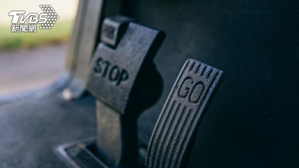 一般人開車都會以一腳踩油門和煞車器。（示意圖／shutterstock達志影像）