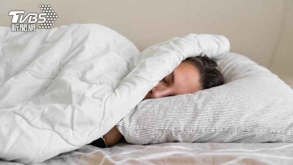專家表示，起居調養切記「養藏」陽氣，人們要適當早睡。（示意圖／shutterstock達志影像）