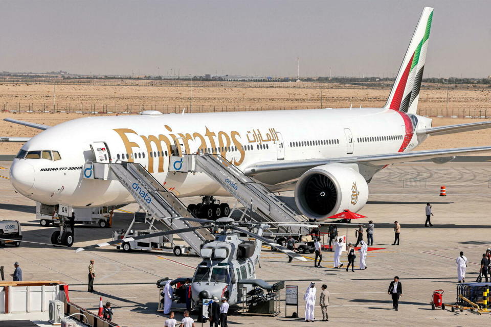 Un Boeing 777-300ER Emirates sur le tarmac pendant le salon aérien de Dubai.  - Credit:KARIM SAHIB / AFP