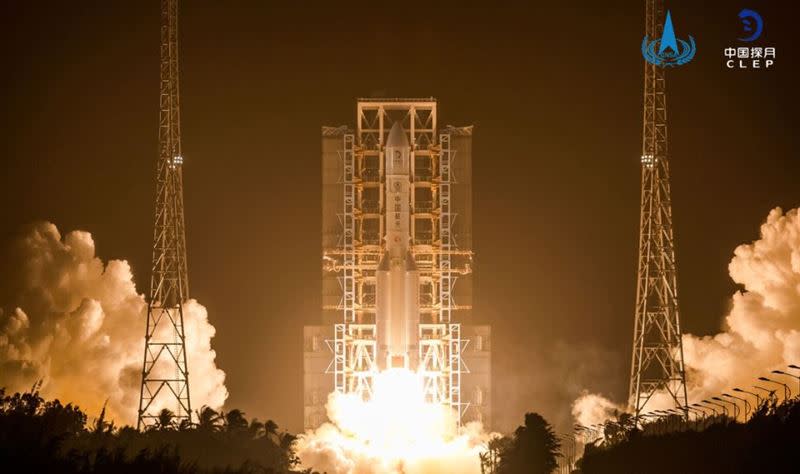 中國昨日發射長征五號火箭，任務是要採集月球岩石樣本。（圖／翻攝自China National Space Administration官網）