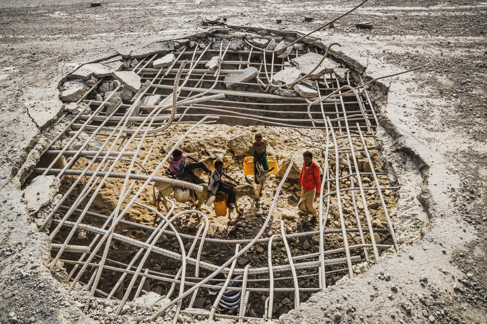 Gathering water in Al Hudaydah