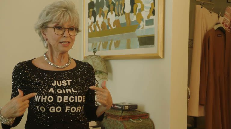 Rita Moreno luciendo la remera de su documental