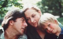 <p>Die Eltern lassen sich scheiden, aber wie geht's mit der Familie weiter? Das Sorgerechts-Drama "Kramer gegen Kramer" (1979) gewann vier Golden Globes und fünf Oscars. Hoffman, der Familienvater Ted Kramer spielt, wurde mit seinem ersten Oscar als bester Hauptdarsteller ausgezeichnet, seine Filmpartnerin Meryl Streep erhielt ebenfalls einen Goldjungen (als beste Nebendarstellerin). (Bild: EOS Entertainment / Sony Pictures)</p> 