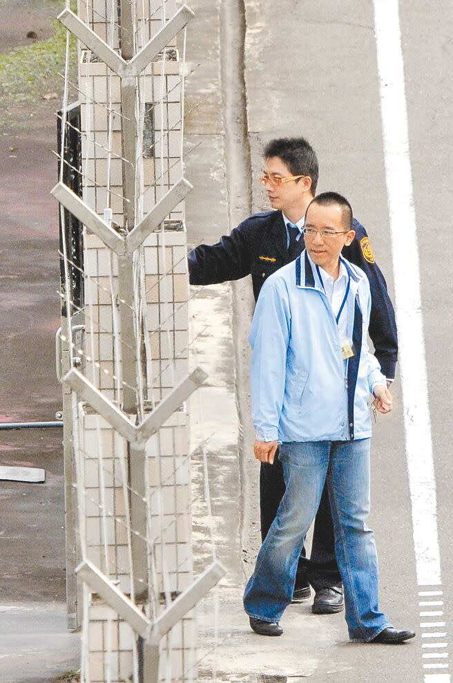 前總統陳水扁兒子陳致中涉及洗錢罪案，昨判刑1年定讞。圖為2010年陳致中到台北看守所探父的畫面。（本報資料照片）